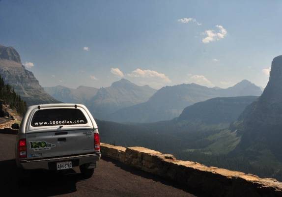 Atravessando as montanhas do Glacier National Park, em Montana, nos Estados Unidos
